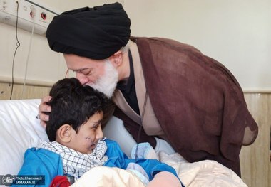 عیادت فرزندان رهبر انقلاب از مجروحان لبنانی + عکس ها/ رهبر انقلاب خطاب به رزمندگان مجروحان حزب‌الله: از امتحان الهی سربلند بیرون آمدید/ استقامت شما از برترین جهادهاست