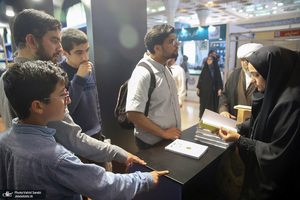 غرفه موسسه تنظیم و نشر آثار امام خمینی (س) در سی و پنجمین نمایشگاه کتاب تهران- 2