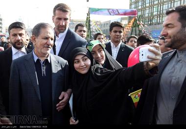 سلفی با جهانگیری در راهپیمایی 22 بهمن