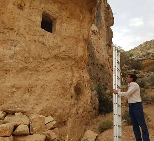 مستندسازی برای ثبت دخمه رحمت ارسنجان در فهرست آثار ملی آغاز شد