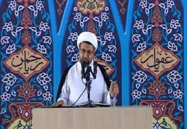 امام جمعه کرمان :مردم و مسئولان در راستای آرمان های انقلاب حرکت کنند