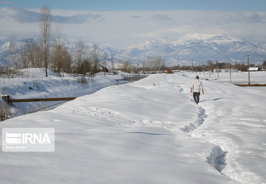 آسمان گلستان در روز رای‌گیری انتخابات بارانی و برفی است