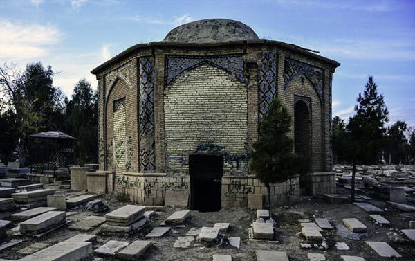 قبرستان تاریخی شیراز در آتش سوخت/ میراث فرهنگی: ما مسئول نگهداری از قبرستان نیستیم