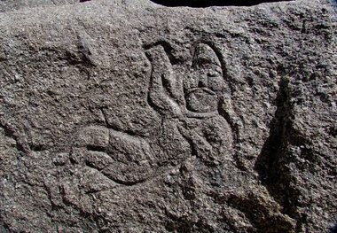 سنگ‌نگاره «کوه عقرب» سالم است