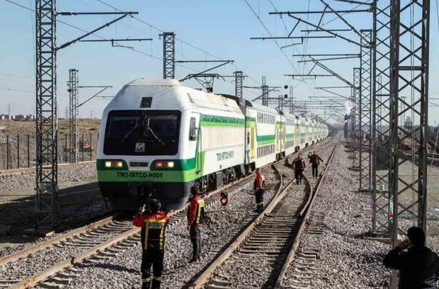 حرکت قطارهای حومه‌ای تهران از سر گرفته شد