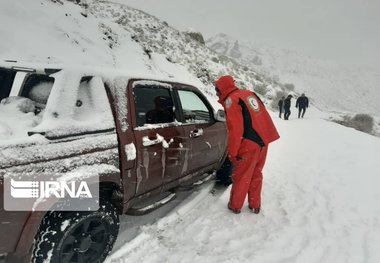 امدادرسانی به افراد گرفتار در برف و کولاک دلفان