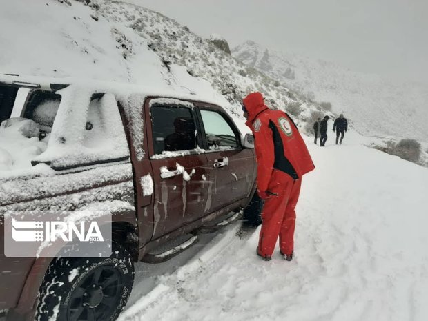 امدادرسانی به افراد گرفتار در برف و کولاک دلفان