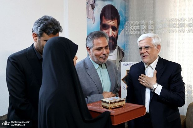 عارف معاون اول رئیس‌جمهور به دیدار خانواده شهید برونسی رفت + عکس ها