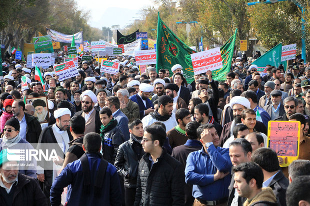 راهپیمایی اقتدار و دفاع از امنیت در مهریز برگزار شد