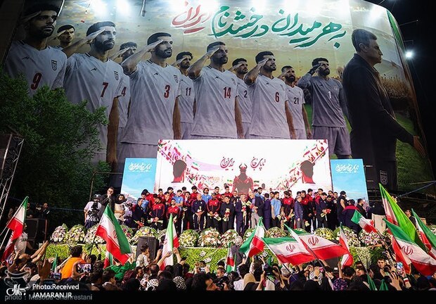 عکس و ویدیو| سلام نظامی و سرودخوانی مردم کنار تیم ملی فوتبال ایران در مراسم بدرقه 