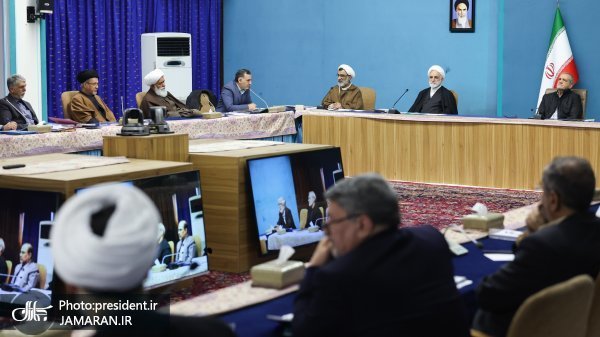 پزشکیان: می‌توان از ظرفیت مساجد برای حل مشکلات اجتماعی مثل اصلاح فرهنگ مصرف بهره گرفت/ نباید به گونه‌ای عمل شود که امور خدماتی در مساجد متکی به منابع دولتی باشد