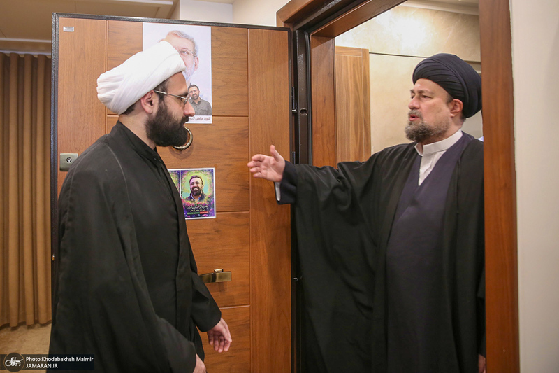 دیدار سید حسن خمینی با خانواده شهیدان لاریجانی