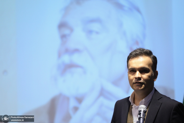 قاسمی، کارشناس اقتصادی: به رسمیت شناختن دلار قاچاقچیان توسط رئیس جمهور تاسف برانگیز است / 67 درصد مردم به دلیل فشارهای اقتصادی، رفتارهای غیراخلاقی را توجیه می کنند