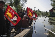 عزاداری سنتی کشمیری‌ها روی قایق 