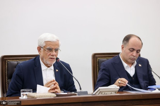 عارف: منابع حاصل از اصلاح ساختاری در کالابرگ هزینه می‌شود/ تولیدکنندگان شیر، قیمت را متعادل کنند/ دولت اهرم‌های قانونی برای نظارت بر بازار دارد/ اصناف بر بازار نظارت کنند/ از مردم برای همراهی با طرح اصلاح قیمت بنزین تشکر می‌کنیم