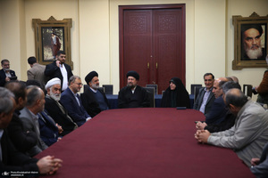 دیدار ئیس بنیاد شهید و جمعی از معانین با سید حسن خمینی
