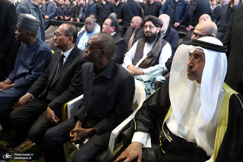 اقامه نماز رهبر معظم انقلاب بر پیکر رئیس جمهوری و یارانش