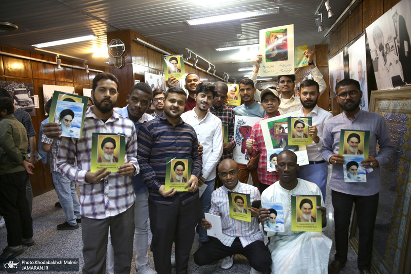 بازدید جمعی از طلاب خارجی جامعه المصطفی (ص) العالمیه از بیت امام خمینی (س) در جماران