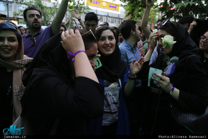 شادی مردم تهران پس از اعلام نتایج انتخابات ۲۹ اردیبهشت 
