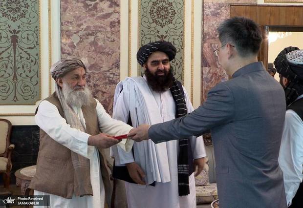 سفیر چین، استوارنامه خود را به مقامات طالبان تحویل داد 