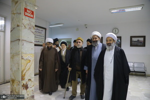 مراسم اهدای نسخه‌های خطی کتابخانه مرحوم آیت الله شاه آبادی به کتابخانه مرحوم آیت الله العظمی مرعشی نجفی