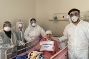 ترخیص بیمار 90 ساله مبتلا به کرونا از بیمارستان فرقانی قم + عکس