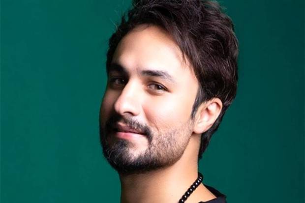 راغب برای وطن خواند