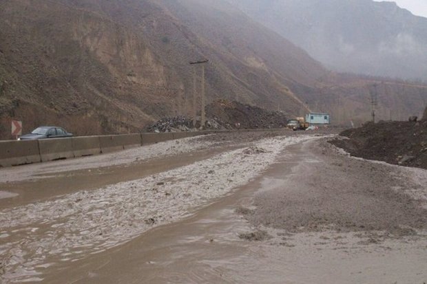 جاده های اراک به تهران و فراهان دچار آبگرفتگی شد
