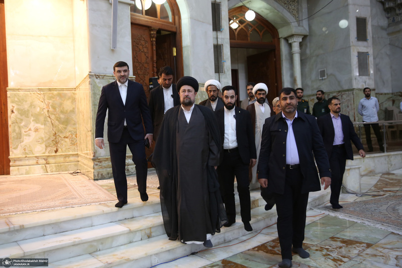 اقامه نمازسید حسن خمینی  بر پیکر شهید حیدری در حرم مطهر امام خمینی (س)