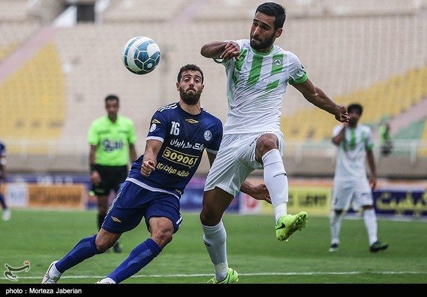 بنر برعکس و جالب هوادارن آبادانی‌  رجب‌زاده بازوبند را بر روی زمین انداخت