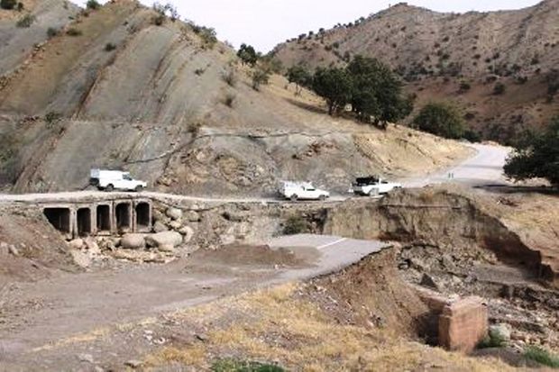 جاده لومار به روستاهای چم جنگل و چم شیر بسته شد