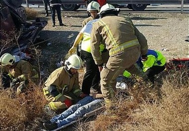 مجروح‌شدن۲۴ نفر در برخورد مینی‌بوس با درخت در گرگان