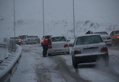 تردد در گردنه 'زمزیران' مهاباد بدون زنجیرچرخ امکان پذیر نیست