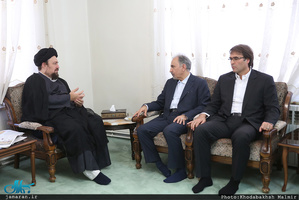 ادای احترام شهردار و اعضای شورای شهر پنجم نسبت به مقام شامخ حضرت امام(س)