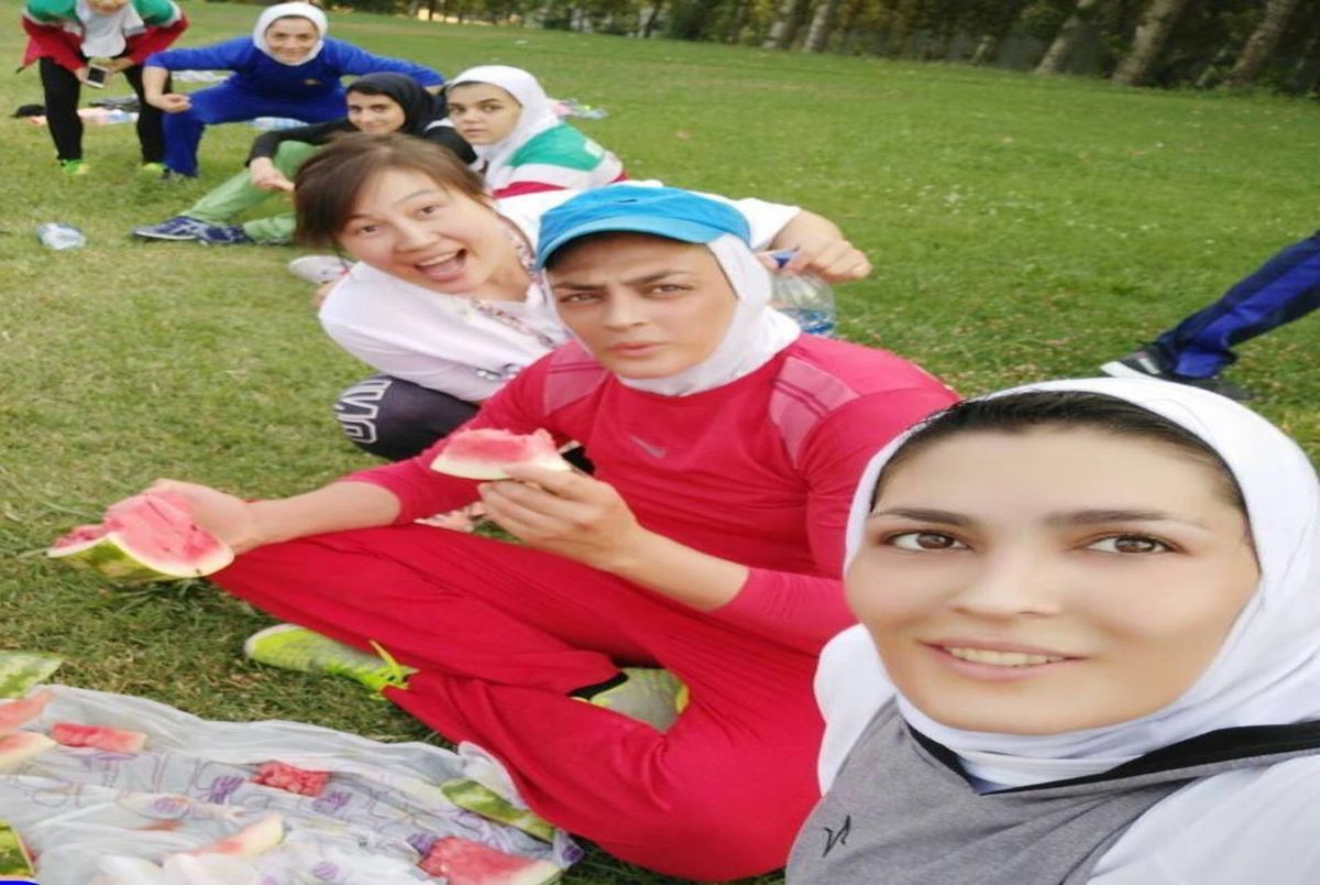 تصویری از هندوانه خوران خواهران منصوریان پس از تمرین تیم ملی ووشو