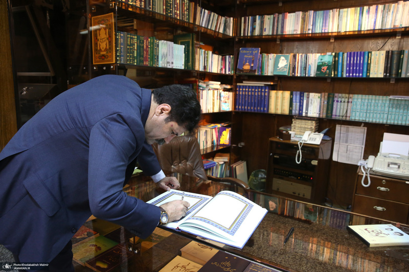 بازدید عبدالکریم حسین‌زاده، معاون امور توسعه روستایی و مناطق محروم کشور  از بیت امام خمینی (س) در جماران