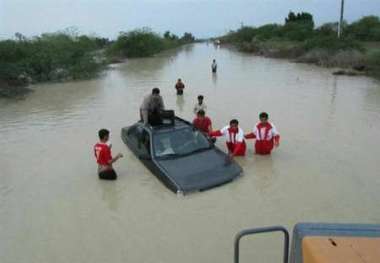 سرنشینان چهار دستگاه خودرو گرفتار سیل در دشتی بوشهر نجات یافتند