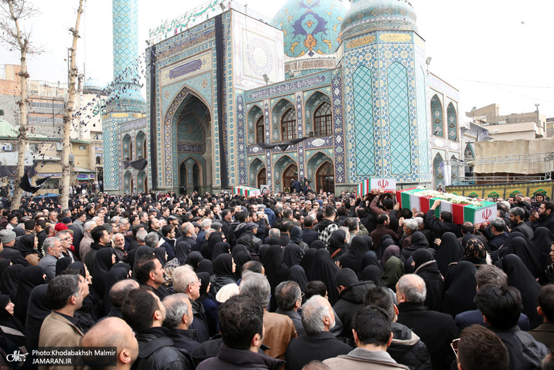 اقامه نماز سید حسن خمینی بر پیکر ٣ تن از شهدای سانحه هواپیمای اوکراینی