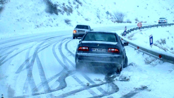 بارش شدید برف در محورهای کوهستانی استان مازندران  به همراه داشتن زنجیر چرخ الزامی است