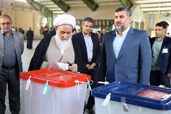 نماینده ولی‌فقیه در استان کرمانشاه رای خود را به صندوق انداخت
