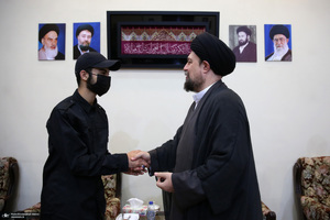 اقامه نمازسید حسن خمینی  بر پیکر شهید حیدری در حرم مطهر امام خمینی (س)