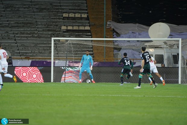 عکس| دلجویی بیرو از محمدی بعد از درگیری در بازی با امارات