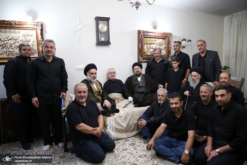 7T3A0436یادگار امام(ره) در ایام محرم و عزاداری امام حسین(ع) با حضور در منزل حجت‌الله کسری، ضمن عیادت از این مداح پیشکسوت، از وضعیت جسمانی وی اطلاع یافت.  حاج حجت‌الله کسری چند سالی است که در بستر بیماری به سر می‌برد.