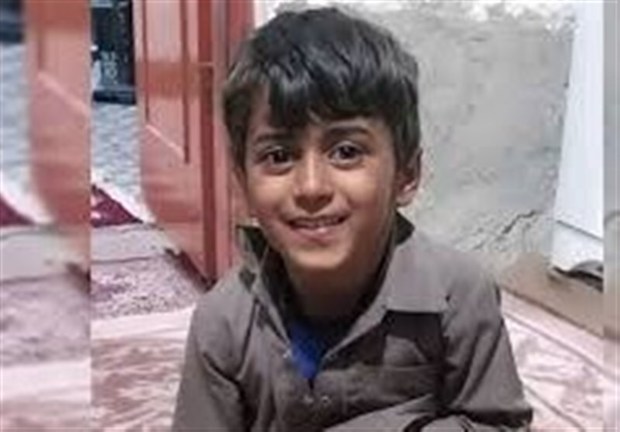 خبرگزاری فارس: روز گذشته ماموران یگان تکاوری در ایرانشهر متوجه تعقیب یک خودرو توسط خودرو دیگر شده و برای آگاهی از چرایی این حادثه وارد عمل می‌شوند/ در همین حین چند تیر به سمت خودرو تعقیب شونده شلیک می‌شود/ در این حادثه کودکی جان‌ خود را از دست می‌دهد