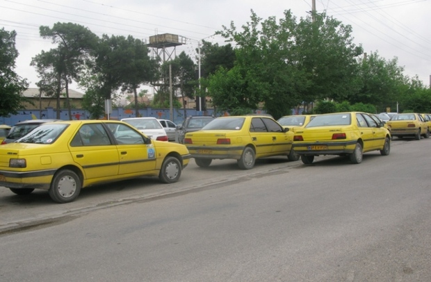 رانندگان تاکسی برون شهری گنبد مقابل فرمانداری تجمع کردند