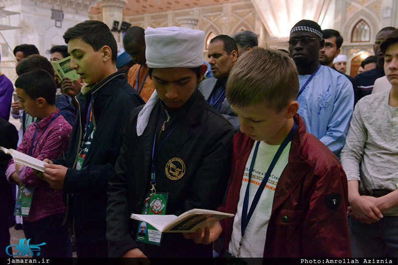 ادای احترام شرکت کنندگان در سی و چهارمین دوره مسابقات قرآن کریم به مقام امام خمینی(س)