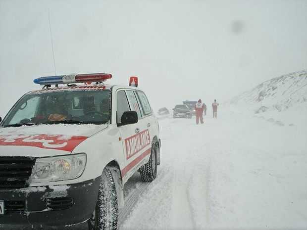 حضور فعال امدادگران هلال احمر اردبیل در جاده‌های برفی