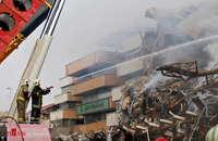 تلاش آتش نشانان و نیروهای امدادی در پی حادثه پلاسکو 