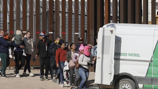 گارد مرزی آمریکا ماه دسامبر 220هزار مهاجر غیرقانونی را بازداشت کرد