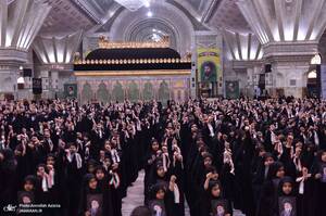 اجرای سرود دانش آموزی در حرم مطهر امام خمینی